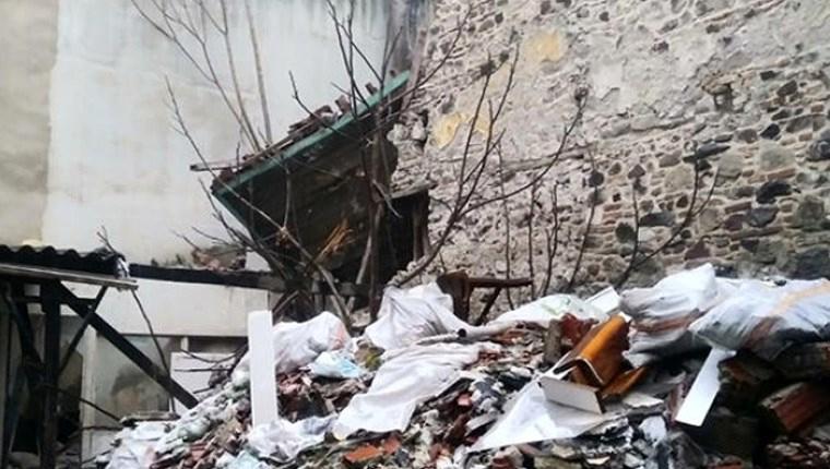 İzmir’de tarihi bir bina çöktü