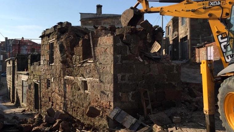 Ayvacık'ta hasar gören binaların yıkımına başlandı  