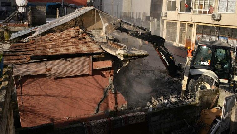 Mersin'de metruk binalar yıkılmaya devam ediyor!