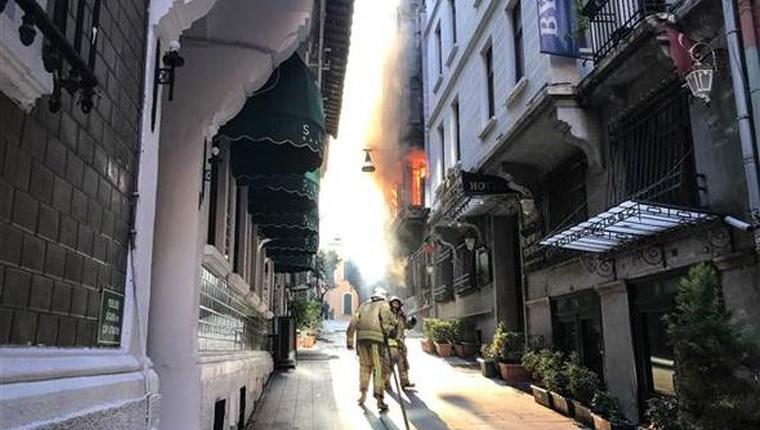Beyoğlu'nda 5 katlı binada yangın!