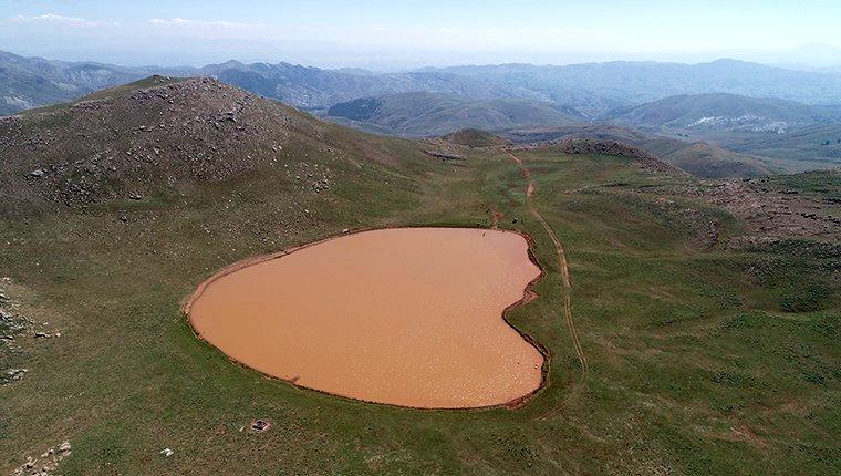 Sivas'ta kalp şeklinde göl dikkat çekiyor
