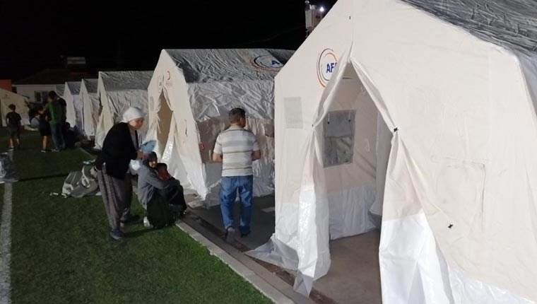 Depremzedeler ilk geceyi çadır kentte geçirdi
