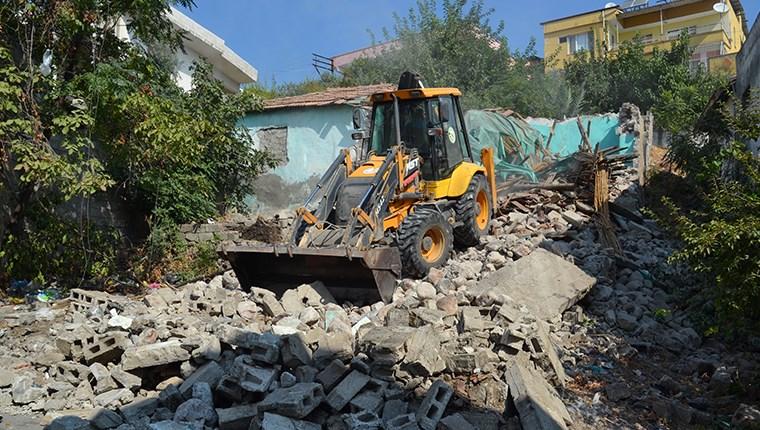 Tekirdağ ve Hatay'da metruk binalar yıkılıyor