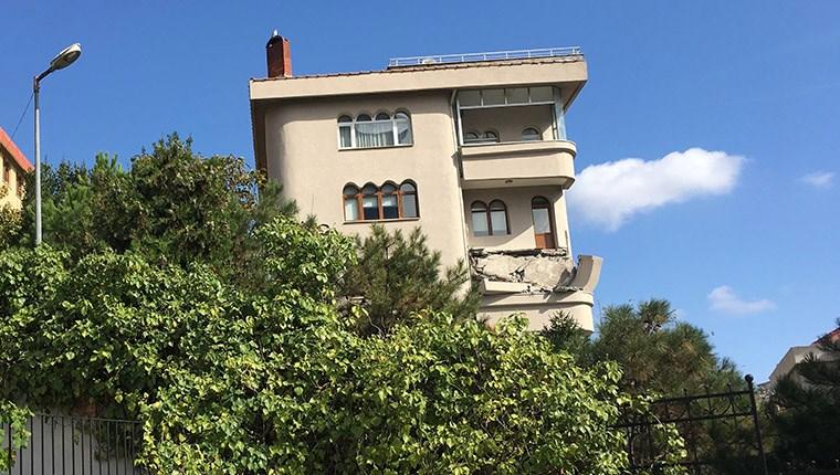 Şişli’de 5 katlı binanın balkonu artçı depremle yıkıldı
