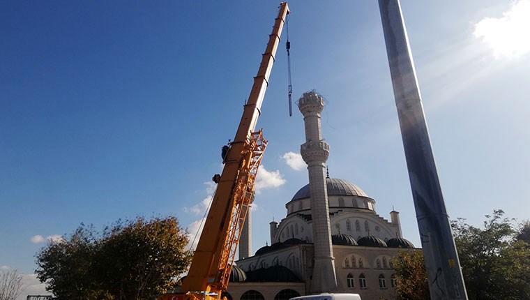 Avcılar'da yıkılan minarenin söküm çalışması başladı
