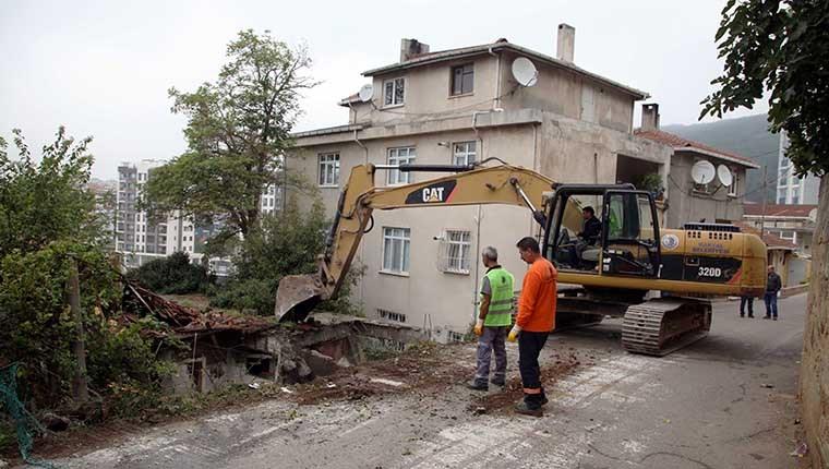 Kartal Belediyesi, metruk binaların yıkımına devam ediyor