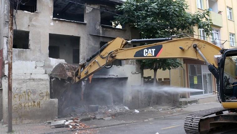 Kartal’da metruk bir bina daha yıkıldı