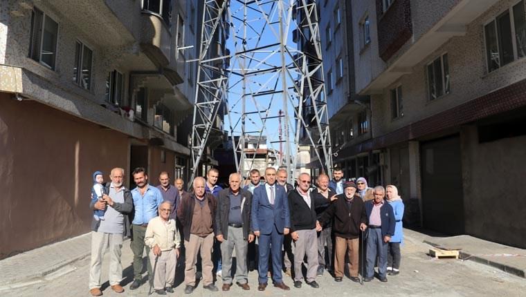 Sokak ortasındaki elektrik direği mahalleliyi çileden çıkardı 