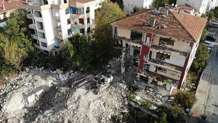 Büyükçekmece'de riskli durumdaki 5 bloklu site yıkıldı