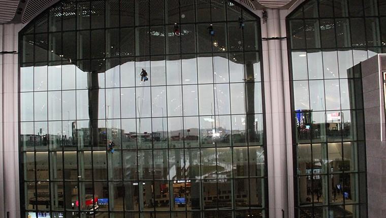İstanbul Havalimanı’nın terminal camları dağcılara emanet!
