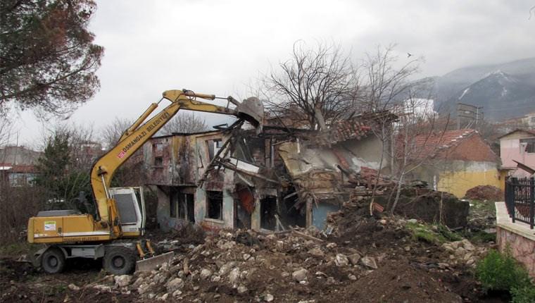 Osmangazi Belediyesi 100 metruk binayı yıktı