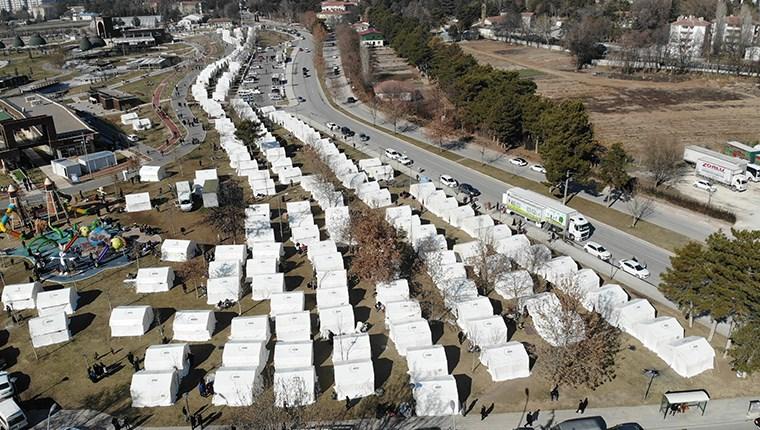 Depremden etkilenen vatandaşlar çadır kentlerde yaşıyor