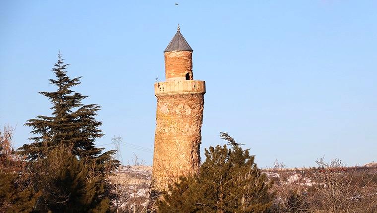 Pisa kulesinden daha fazla eğik olan minare depremden etkilenmedi