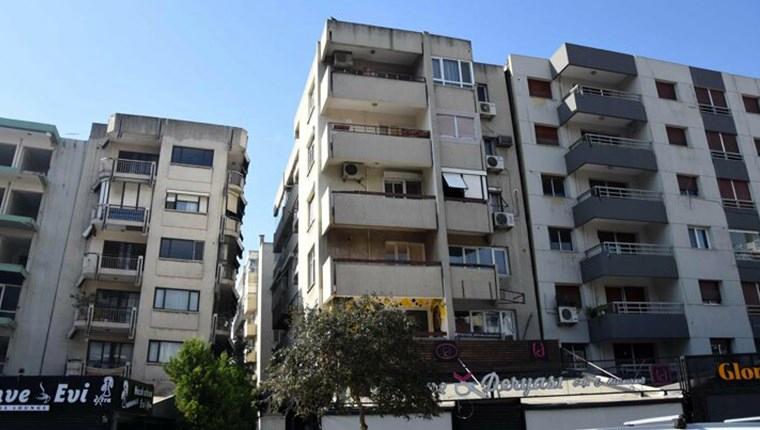 İzmir'de yan yatan binalar hala yıkılmadı