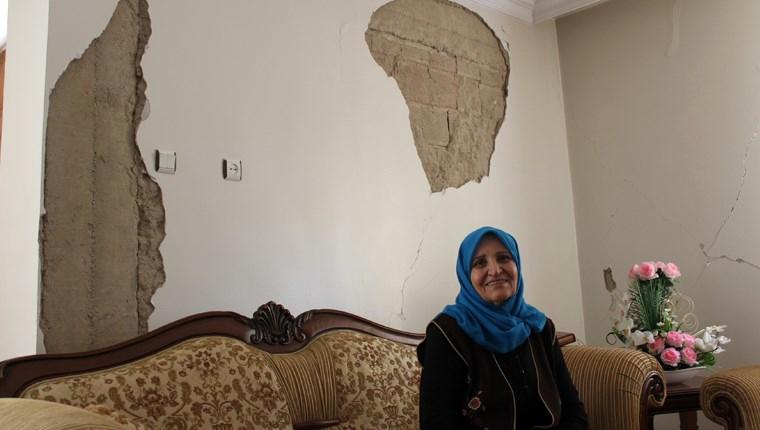 Depremzedeler, hasarlı evlerde "evde kal" çağrısına uyuyor