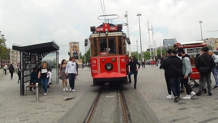 Beyoğlu'ndaki nostaljik tramvay seferlere başladı