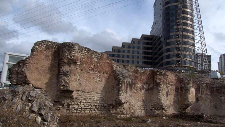 Esenyurt'taki tarihi yapı şehirleşmeye direniyor