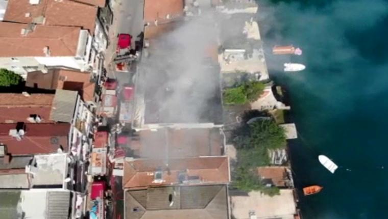 İstanbul Boğazı’na sıfır binanın çatısı alev alev yandı