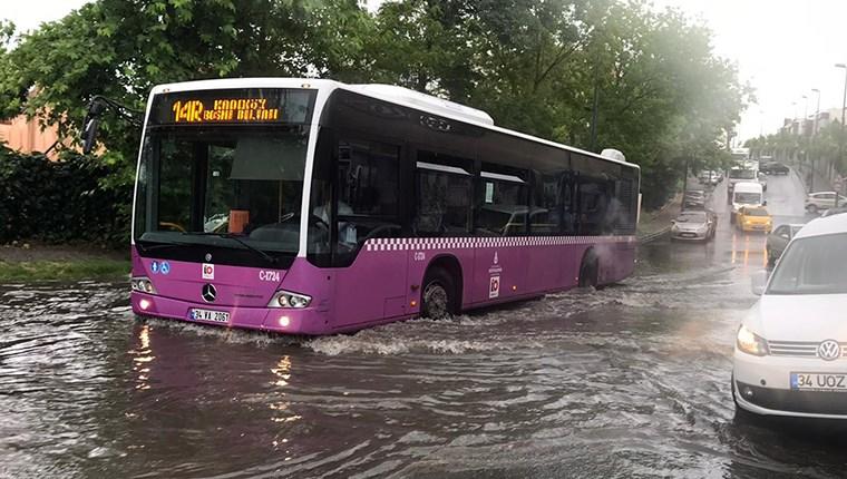 İstanbul'da aşırı yağış nedeniyle yollar göle döndü