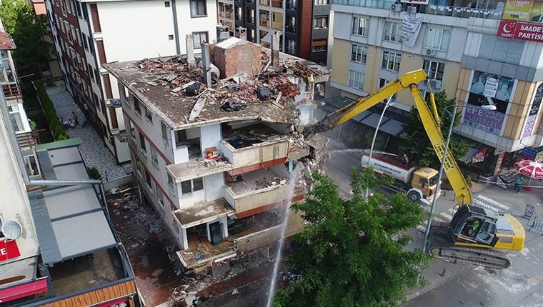 Büyükçekmece’de riskli bina belediye ekiplerince yıkıldı