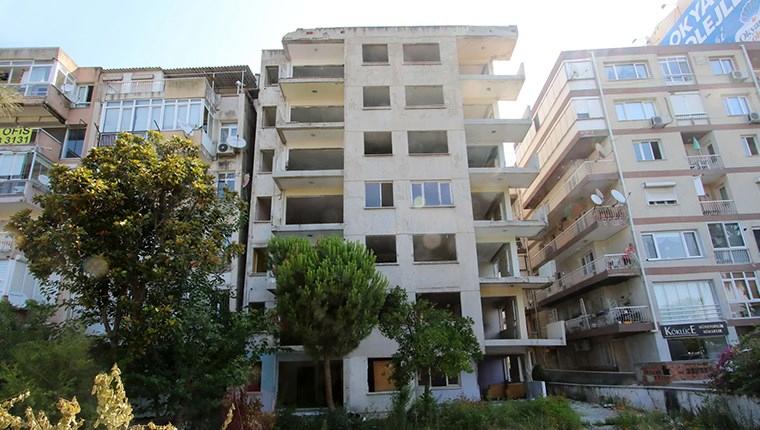 İzmir Bayraklı'da yan yatan bina onayın ardından yıkılacak