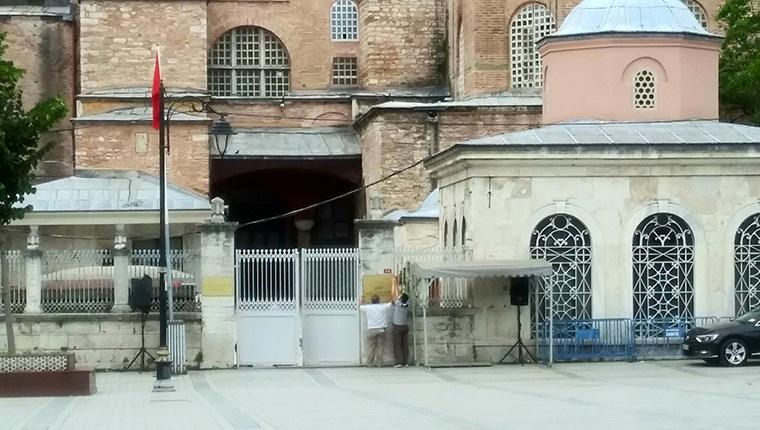 Ayasofya Camisi'nde o tabelalar kaldırıldı