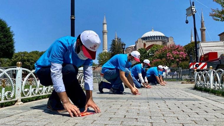 Ayasofya Camii çevresinde fiziki mesafe etiketleri yapıştırıldı