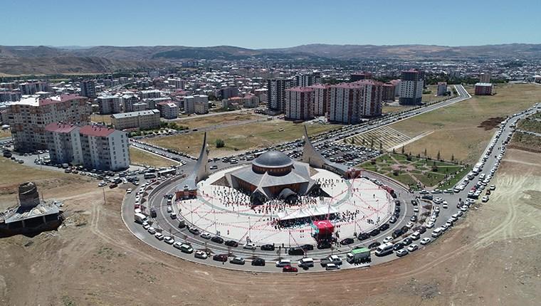 Türkiye’nin ilk Ay Yıldız Camisi cuma namazıyla ibadete açıldı