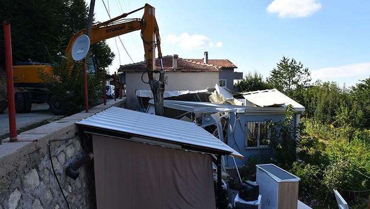 Bursa'da pandemi döneminde yapılan kaçak yapılar yıkılıyor