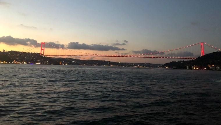 İstanbul'un köprüleri kırmızıya büründü