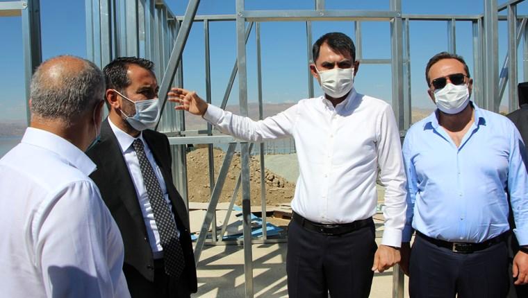 Bakan Kurum, Elazığ'daki deprem konutlarını inceledi
