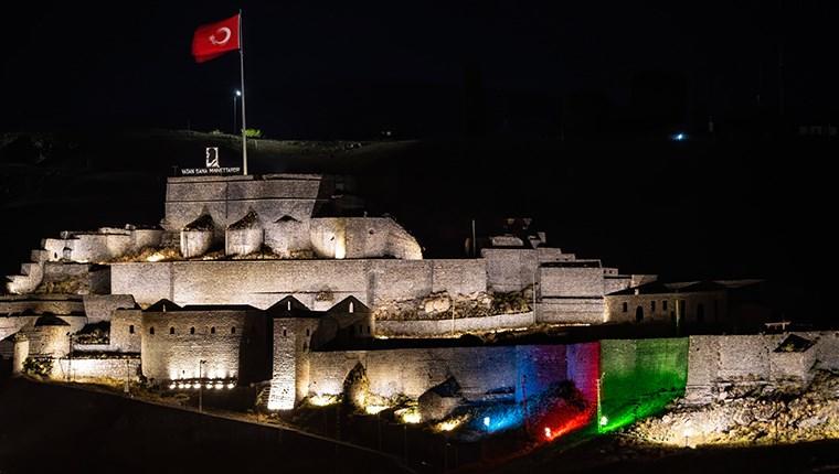 Azerbaycan bayrağı Kars Kalesi'ne yansıtıldı