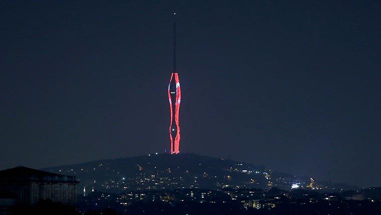 Çamlıca Radyo ve TV Kulesi'ne Türk bayrağı yansıtıldı