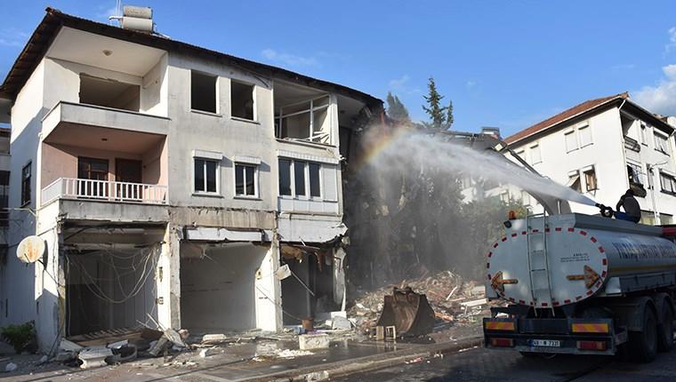 Marmaris'te riskli binaların yıkımı gerçekleştirildi