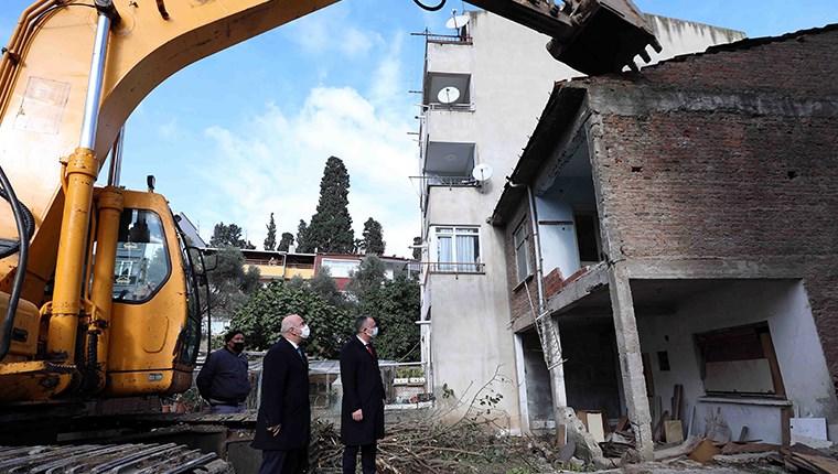 Kocaeli'de 17 Ağustos Depremi'nde hasar gören binalar yıkılıyor