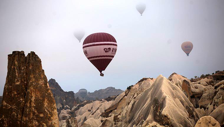Kapadokya'da balonlar "sis denizi"nde uçtu