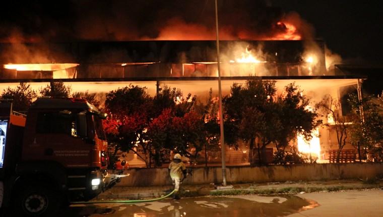 İzmir'de plastik fabrikasında yangın