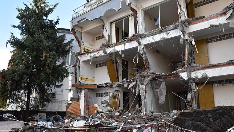Marmaris'te riskli olan apart otelin yıkımı başladı
