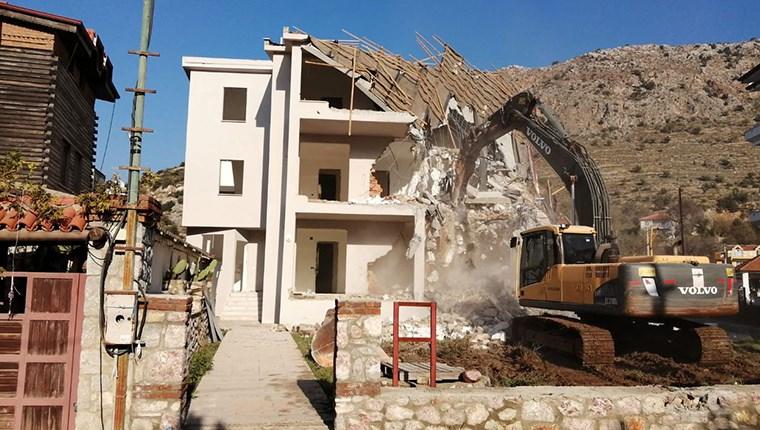 Marmaris ve Datça'da imara aykırı binalar yıkılıyor