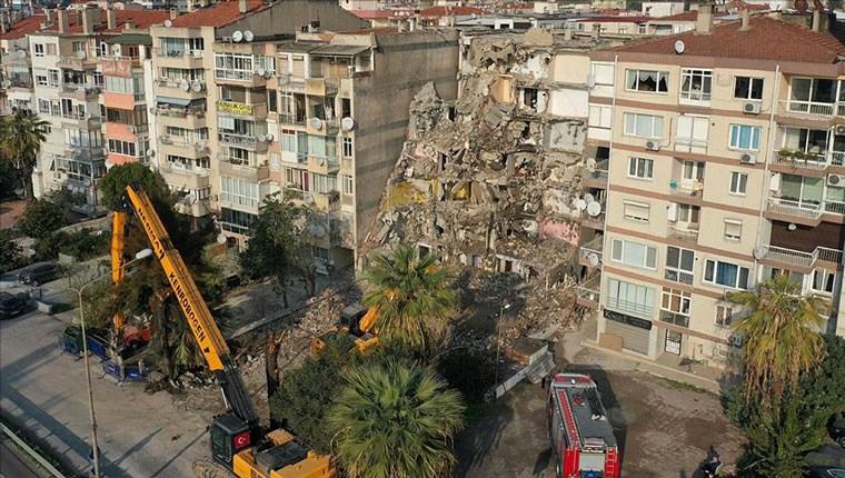 İzmir depreminde yan yatan bina yıkılıyor!