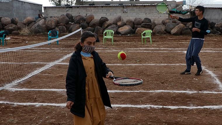 Bakan Kasapoğlu'ndan Viranşehirli köylülere tenis kortu sözü