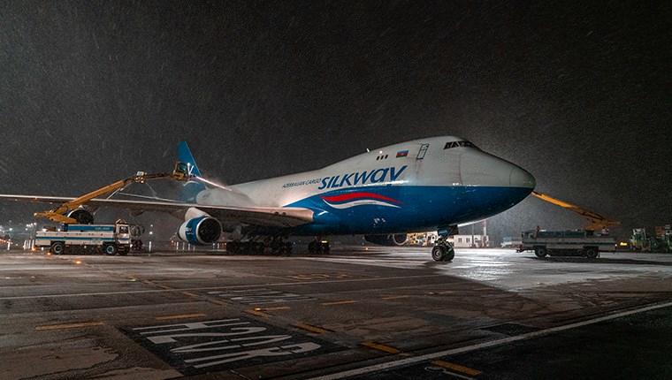 İstanbul Havalimanı'nda uçuşlar kar yağışına rağmen sürüyor