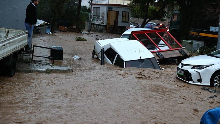 İzmir'de sel nedeniyle ev ve iş yerlerini su bastı