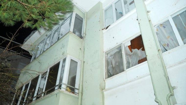Ayvalık'ta oluşan hortum binalara zarar verdi