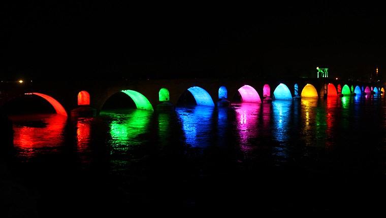Edirne'de Meriç ve Tunca köprüleri rengarenk ışıklandırıldı