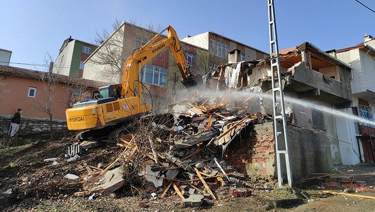 Başakşehir'de kentsel dönüşüm kapsamında 10 bina yıkıldı