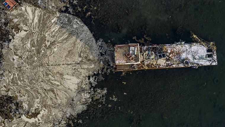 Pendik'te deniz yüzeyinde oluşan beyaz tabaka endişe veriyor