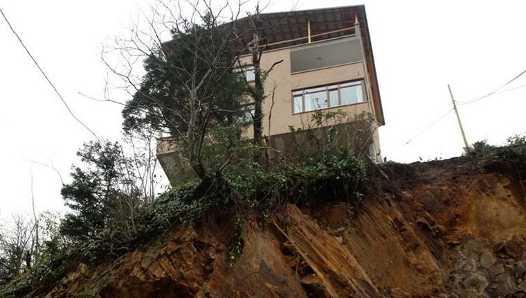 Rize'de toprak kayması nedeniyle 3 ev tahliye edildi