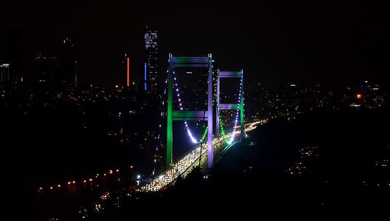 İstanbul'un köprüleri yeşil ve beyaz renklere büründü
