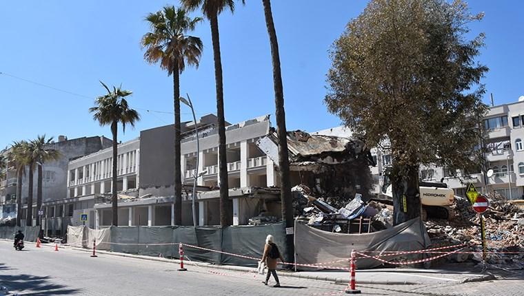 Riskli olan Marmaris Belediyesi hizmet binası yıkıldı